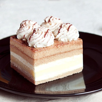 奶油蛋糕切片 - 蛋糕使用超声波切割