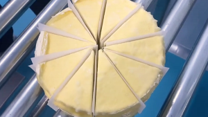 冷冻圆形蛋糕在线高速切片机 - 驰飞超声波切割机 冷冻蛋糕插纸机
