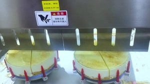 芝士蛋糕超声波切割器 —— 轻松应对冷冻硬芝士蛋糕的利器