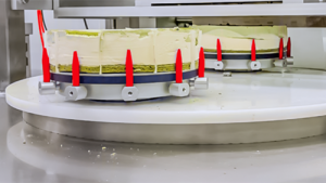 带切纸机的自动芝士蛋糕切割机 – 超声切割设备 – 驰飞超声波切割