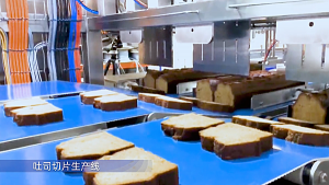 切割吐司面包 ，超声波食品切割机，工业生产线的实拍展示