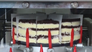 提拉米苏蛋糕切割插纸一体机 ，全自动蛋糕切割机 #驰飞超声波