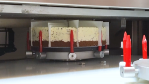奥利奥蛋糕超声波插纸切割机 - 蛋糕切割机 - 驰飞超声波