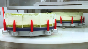 圆形蛋糕自动切割机器 切割各种冷冻圆形产品，比如芝士蛋糕