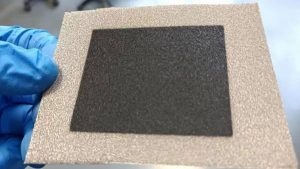 将催化剂墨水（如 Pt/C）喷涂到质子交换膜或气体扩散层